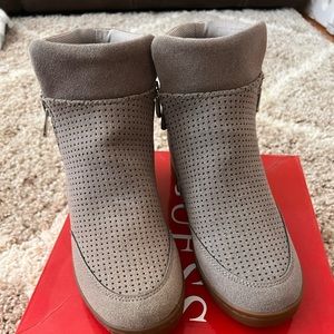 Guess- Darah 7.5 Dark Gray wedge bootie